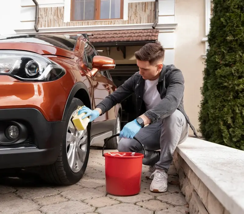 Lavage auto à domicile Saint-Mathieu-de-Tréviers : professionnel intervenant sur un véhicule